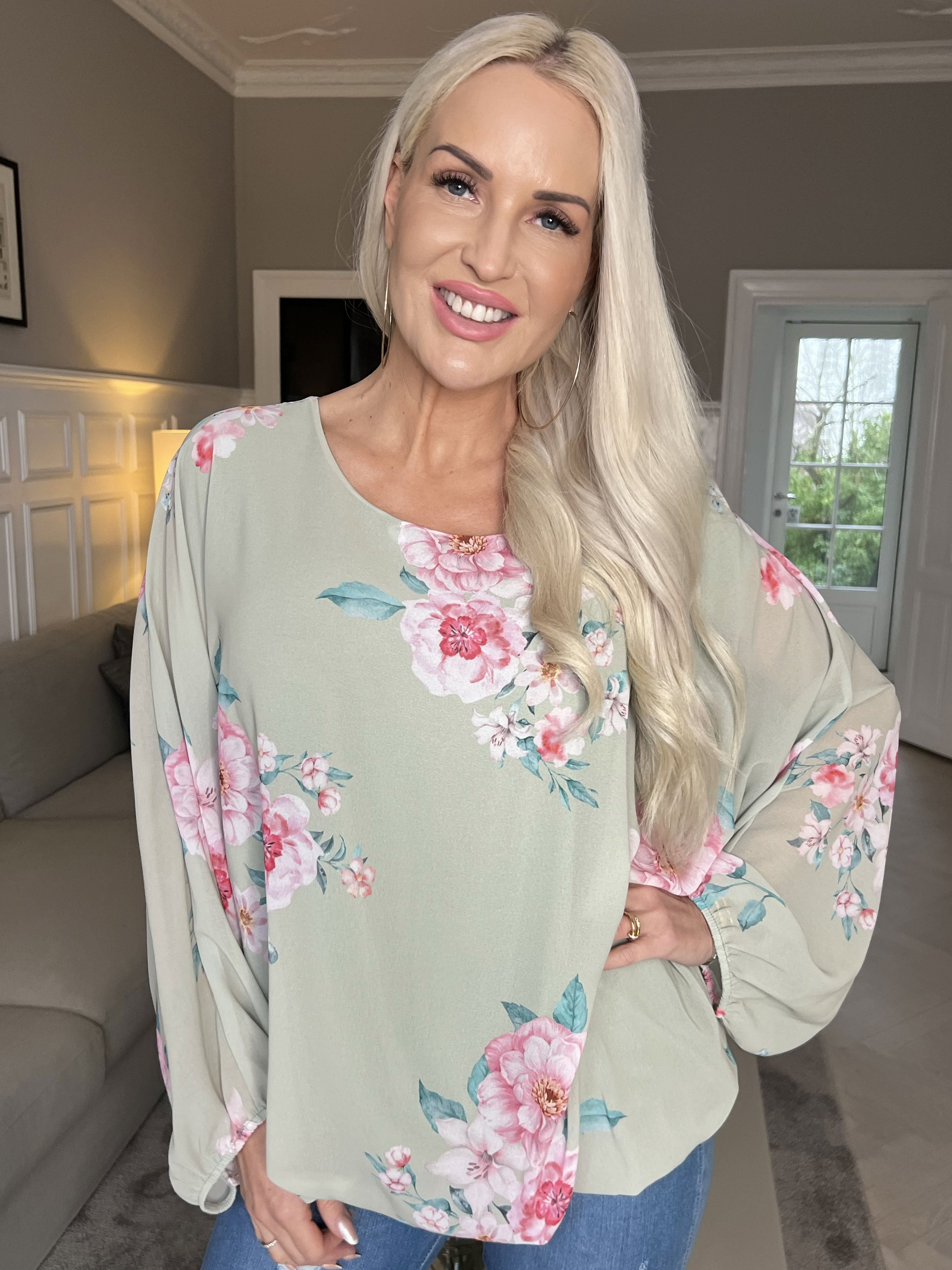 Destiny Rose - Bluse i chiffon med bonderoser